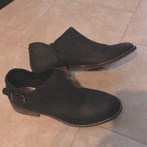 Black leather Clark’s collation booties